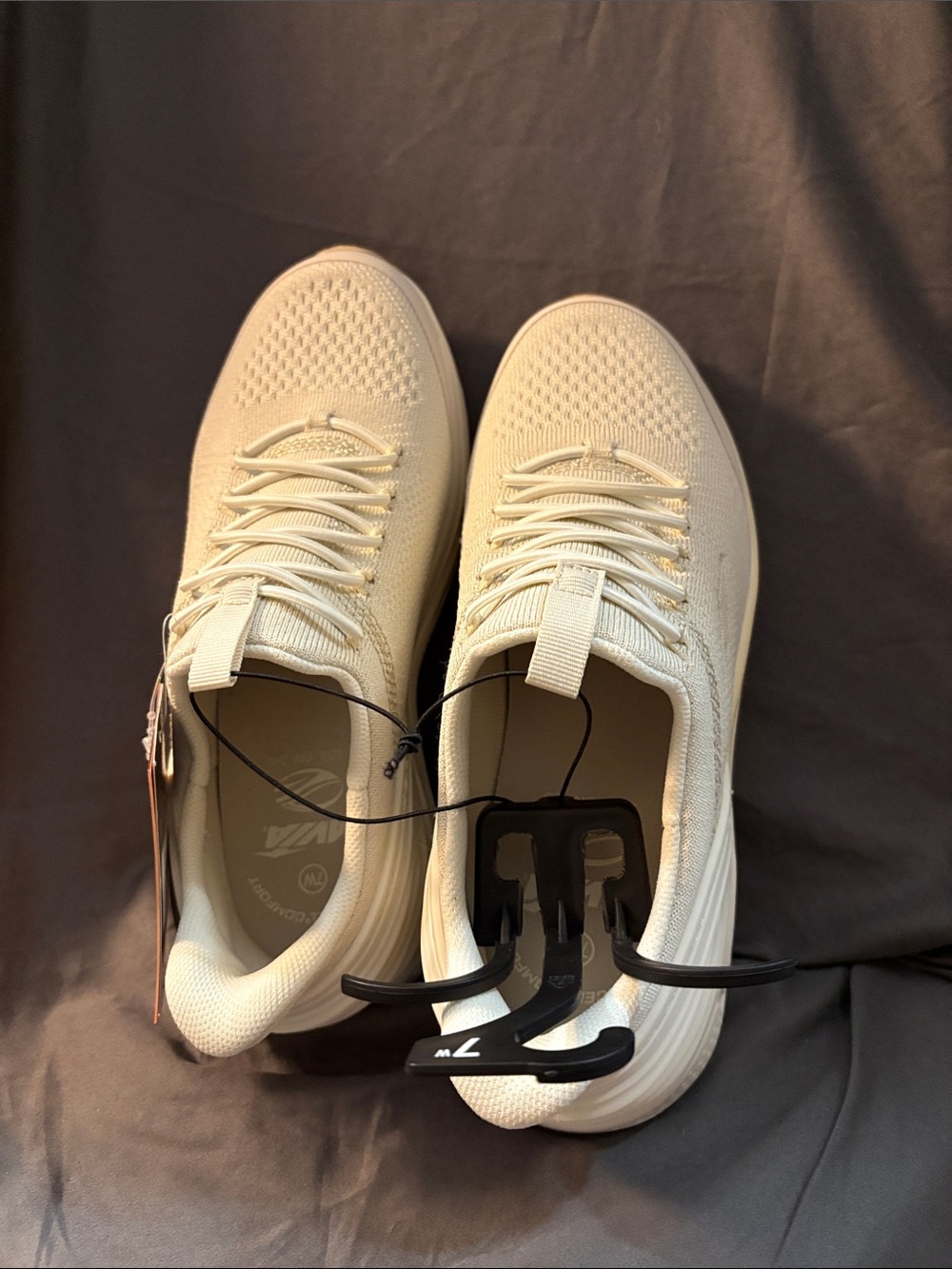 Avia Women’s Cream Knit Lightweight Sneakers size 7W NWT SDR
